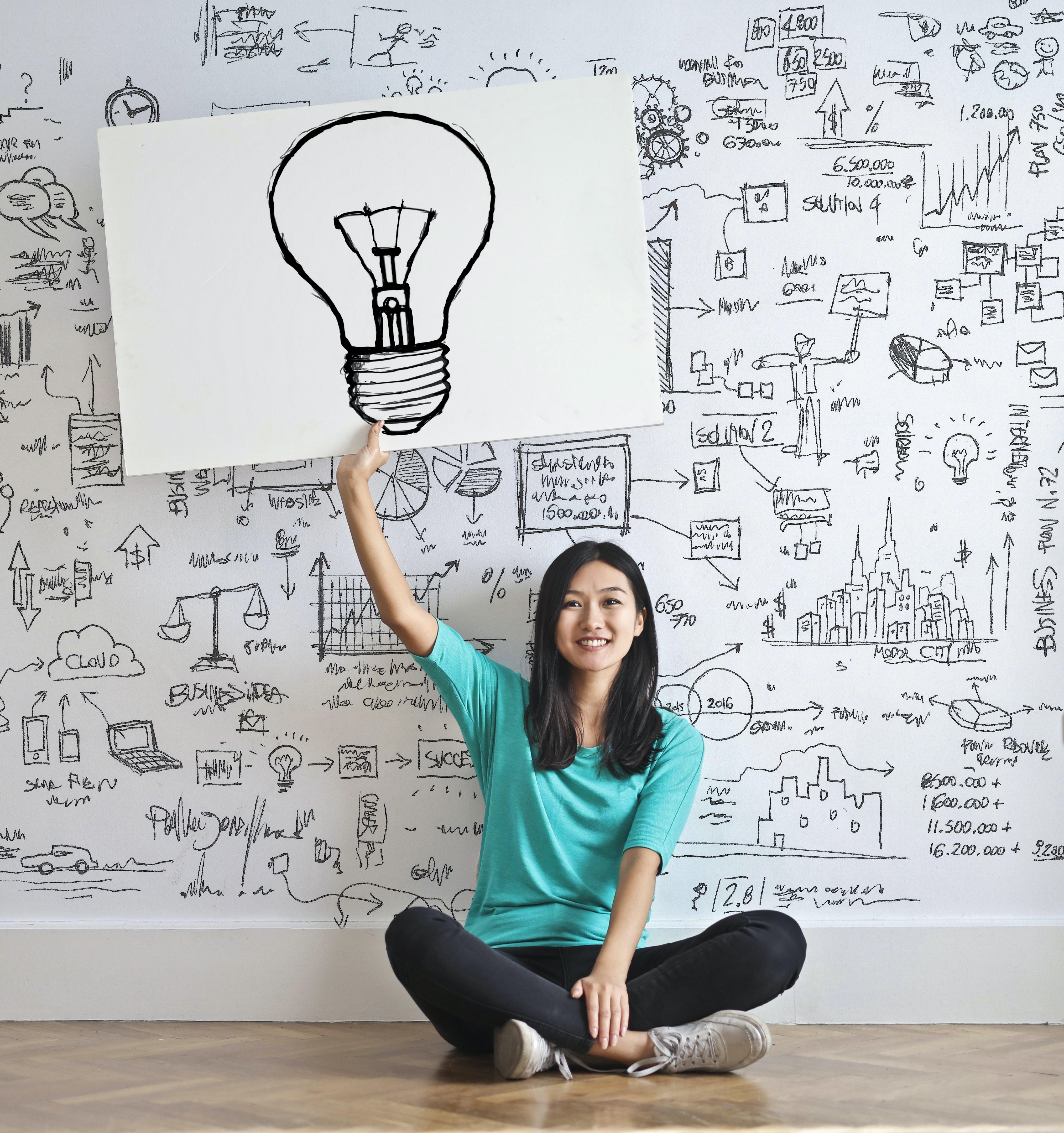Photo of Woman draw a light bulb in white board 3758105
